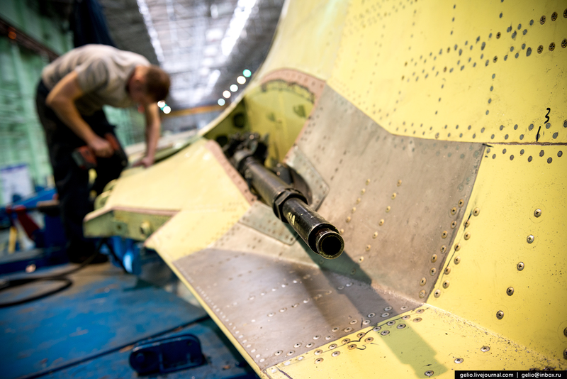 Illustration for article titled These Riveting Photos Show How Russia's Su-34 Fullback Fighter-Bombers Get Built